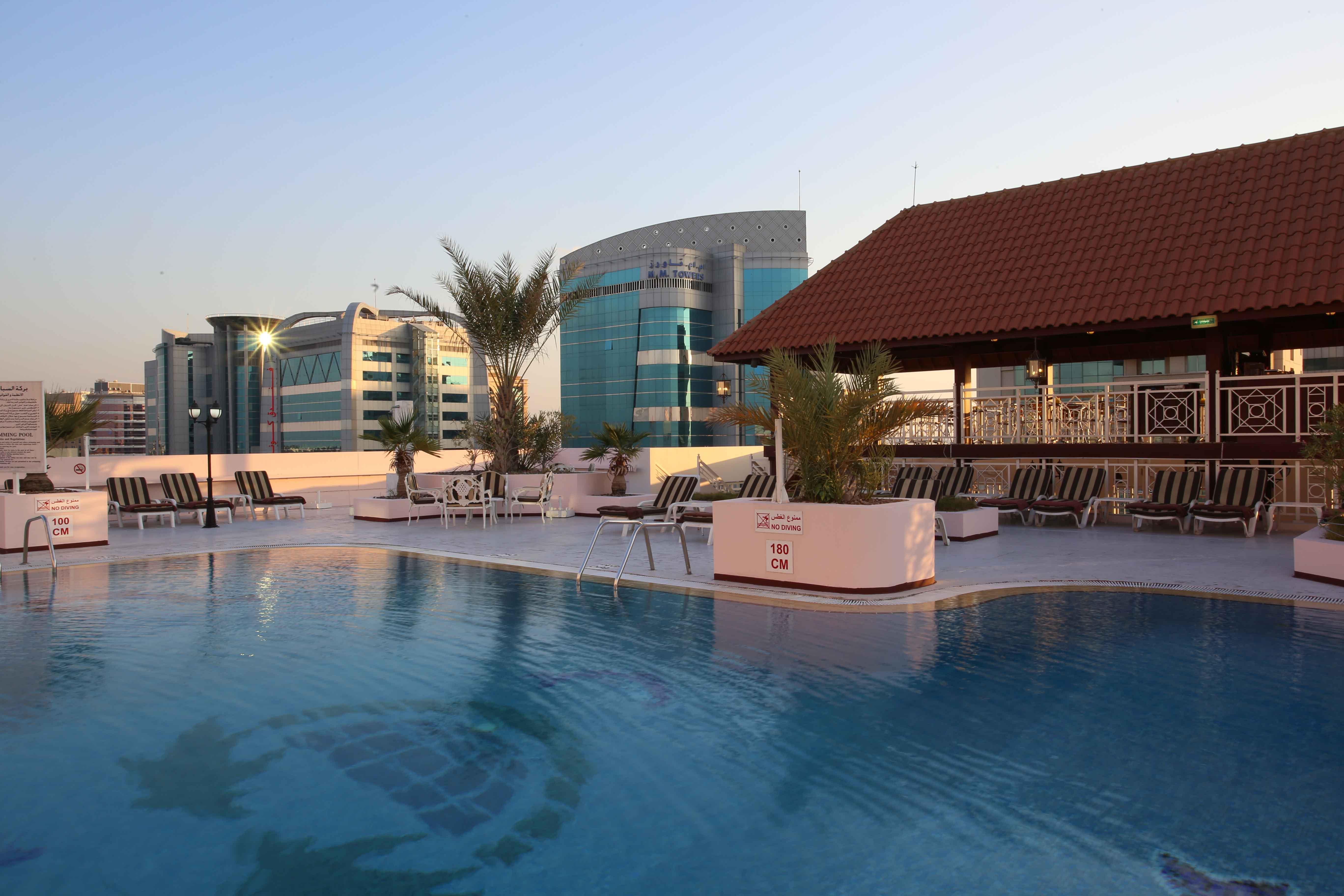 Knight Castle Hotel Ντουμπάι Εξωτερικό φωτογραφία Rooftop pool at the hotel